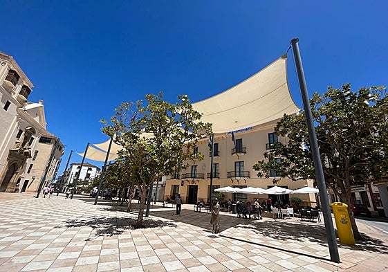 Fachada principal del Ayuntamiento veleño en la plaza de Las Carmelitas.