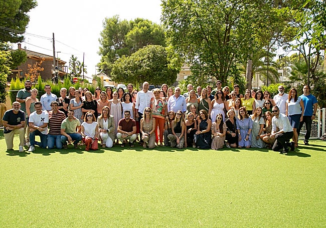 Foto de familia de los empleados del colegio.