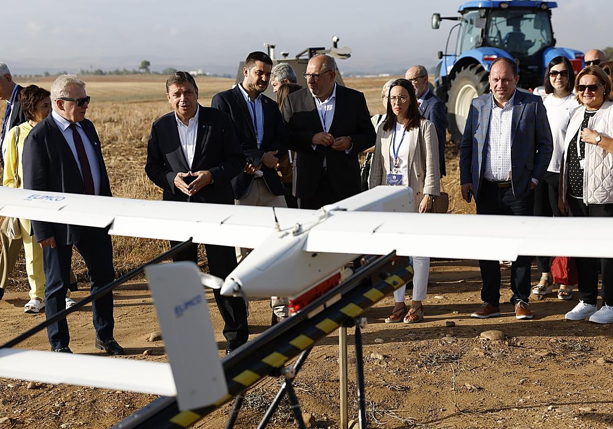 Luis Planas, durante la visita a una finca científica experimental de la Universidad de Córdoba.
