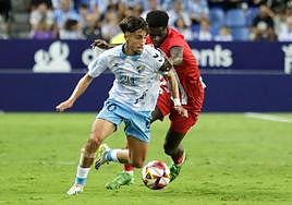 El jugador del Málaga, Larrubia, y que termina contrato en 2024, en una jugada durante el partido contra el Atlético B.