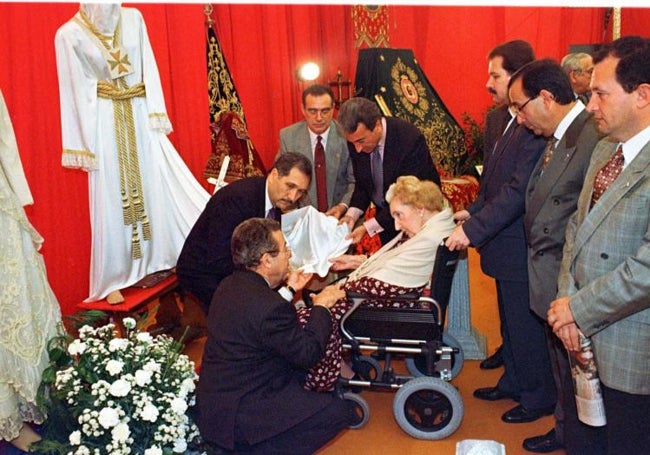 Rosén, junto a otros cofrades y doña María de las Mercedes de Borbón-Dos Sicilias, en una exposición de la Semana Santa de Málaga en Madrid (1998).