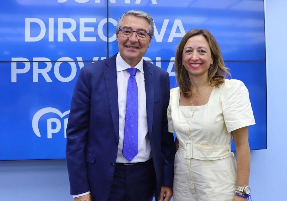 Una imagen de archivo de Francisco Salado y Patricia Navarro, en la sede del PP de Málaga.