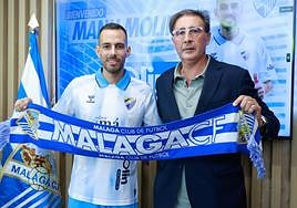 Manu Molina posa junto al director deportivo Loren Juarros en su presentación como nuevo jugador del Málaga, este martes.