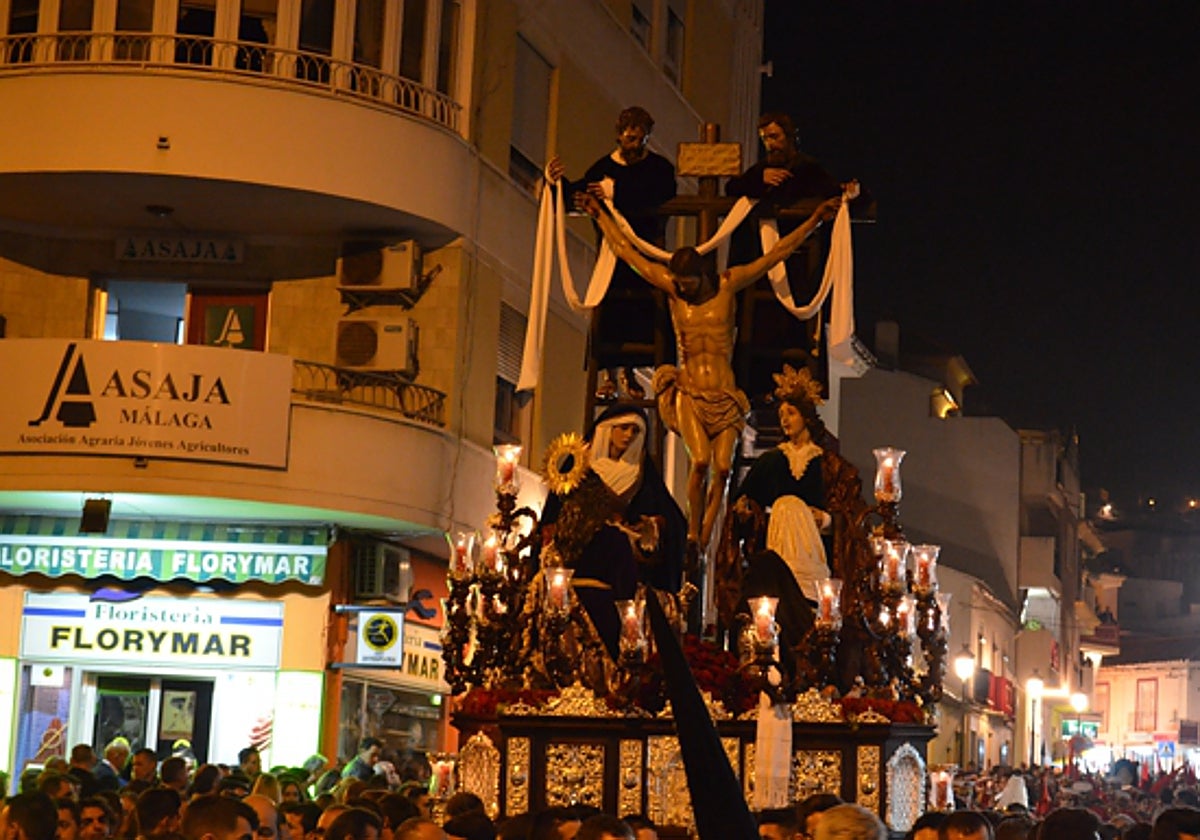 Trono del Cristo del Amor, en la rotonda de los Reyes Católicos de Vélez-Málaga en un Viernes Santo.