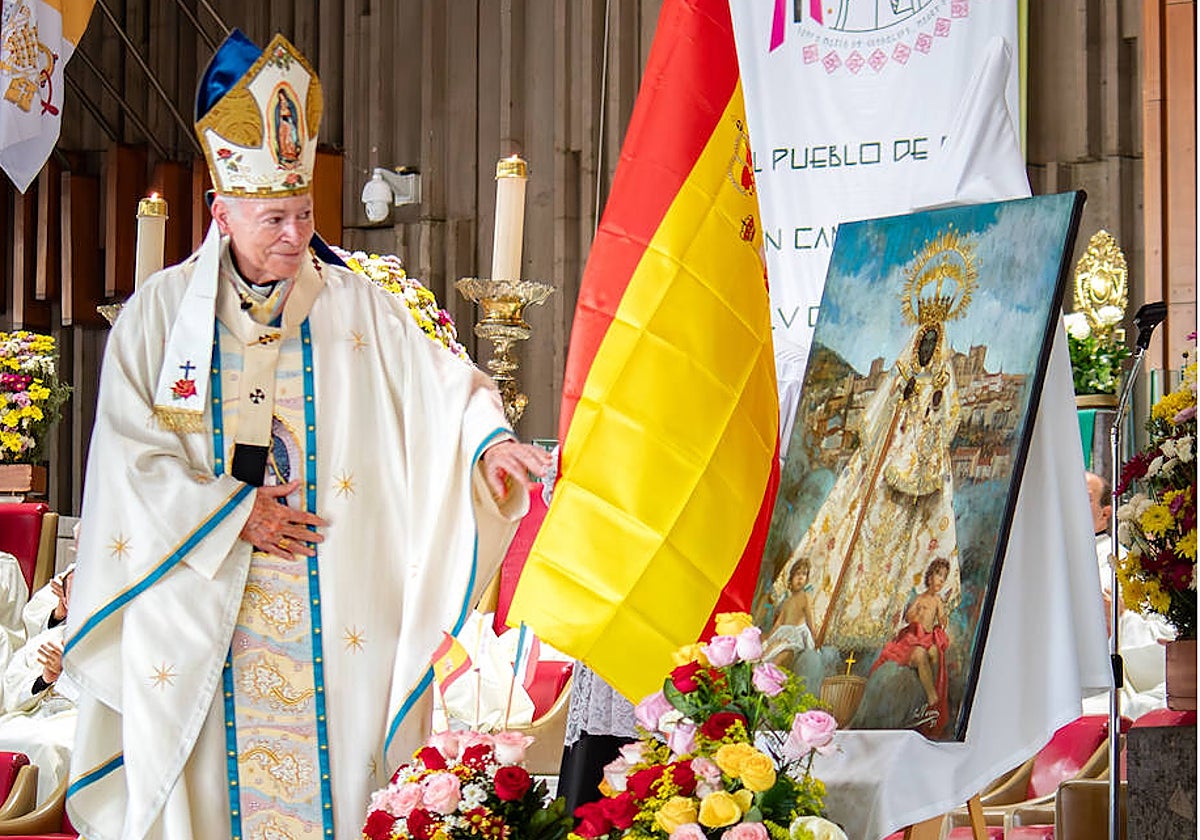 El cardenal arzobispo México Carlos Aguiar Retes, junto a la obra de Berzosa.