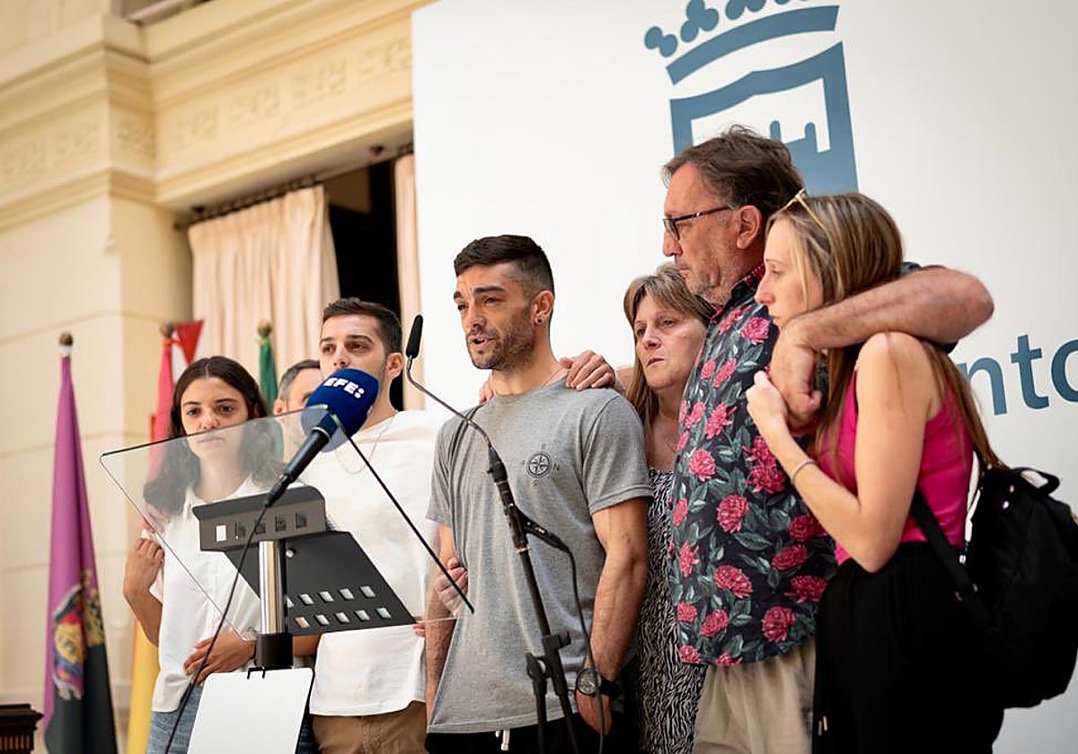Las familias atendiendo a los medios tras la reunión mantenida con el alcalde de Málaga, Francisco de la Torre.