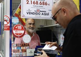 Jorge Palomo, lotero de la dministración encargada de validar el boleto premiado