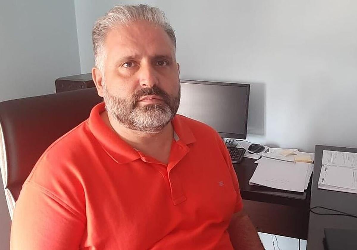 José González, delegado de la Federación Andaluza en Málaga, posa en su despacho.