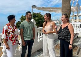 La portavoz del PSOE en la oposición torroxeña, Mari Nieves Ramírez, con militantes.