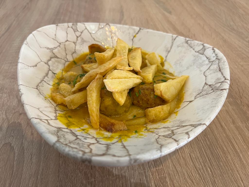 Presentación del plato de albóndigas con salsa de almendras.