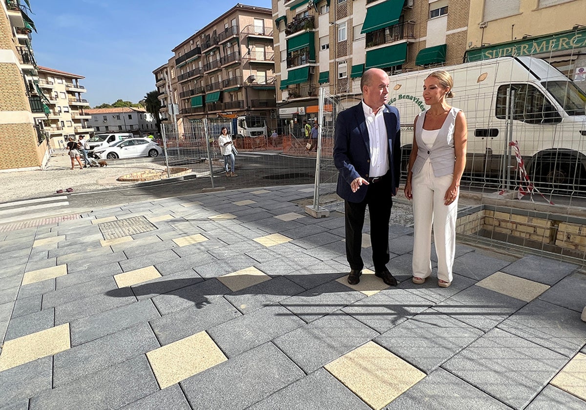 El alcalde Manuel Barón y la diputada provincial Ana Atencia en la avenida.