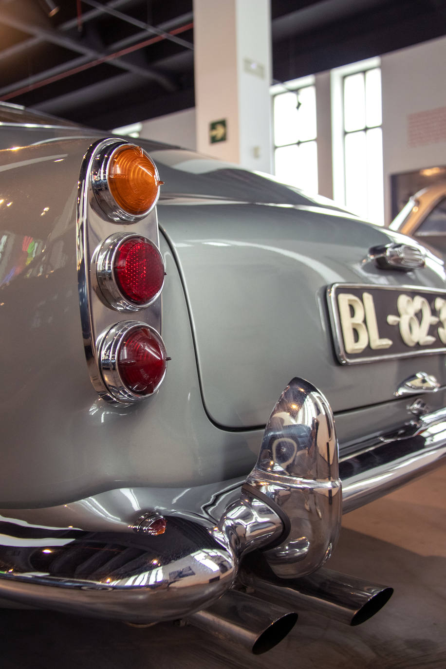 El vehículo, presentado en la feria del motor de Londres en 1958, causó sensación entre los asistentes, cautivando el corazón de la prensa y los entusiastas del momento.