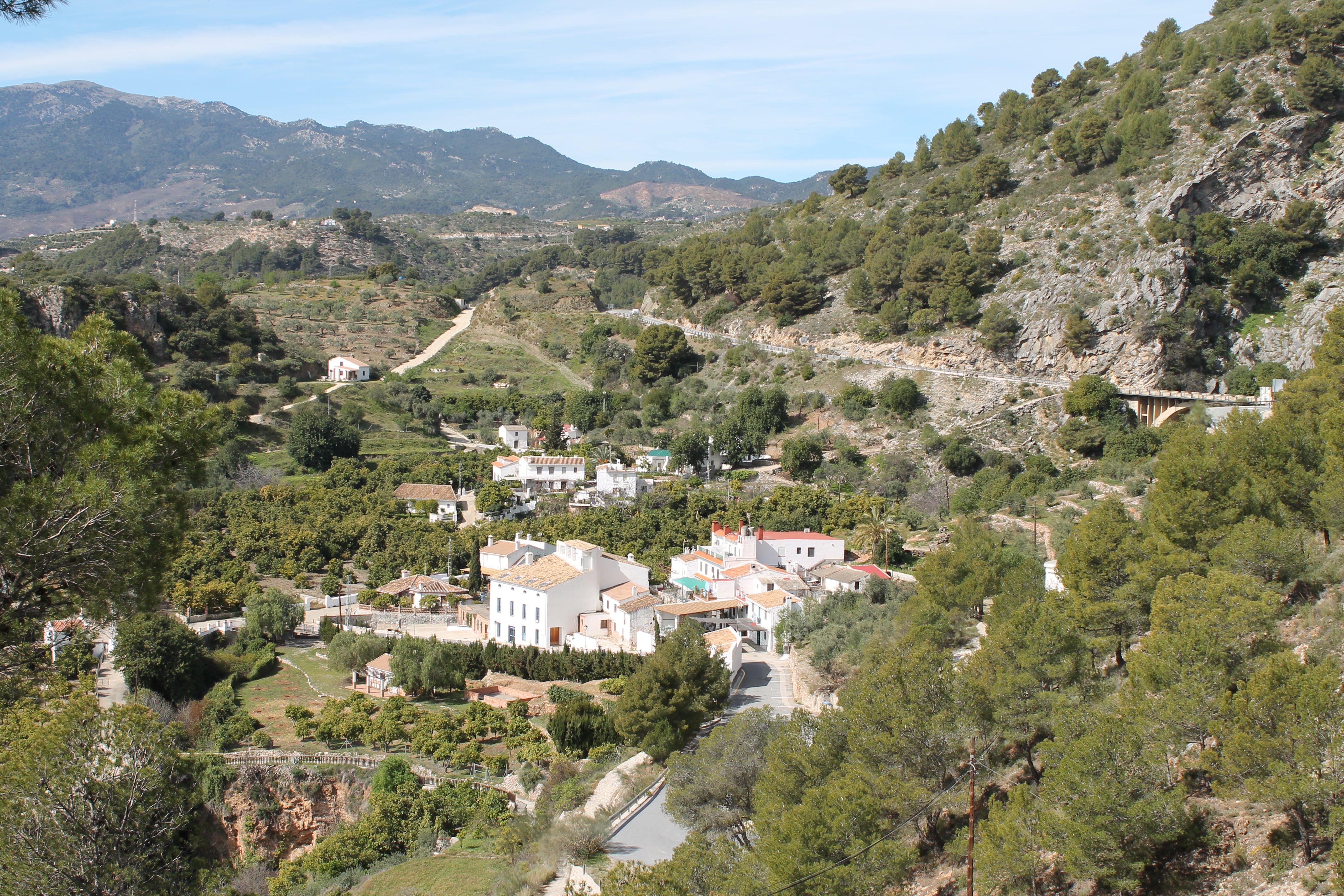 Esta carretera pasa junto a la aldea de Jorox.