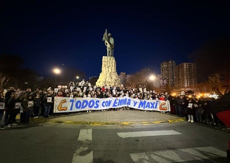 Imagen secundaria 1 - En las imágenes, la tabla, que fue localizada a 15 millas de la costa; la concentración convocada este martes en Mar del Plata y una fotografía de Emmanuel y de Maxi días antes de la desaparición.