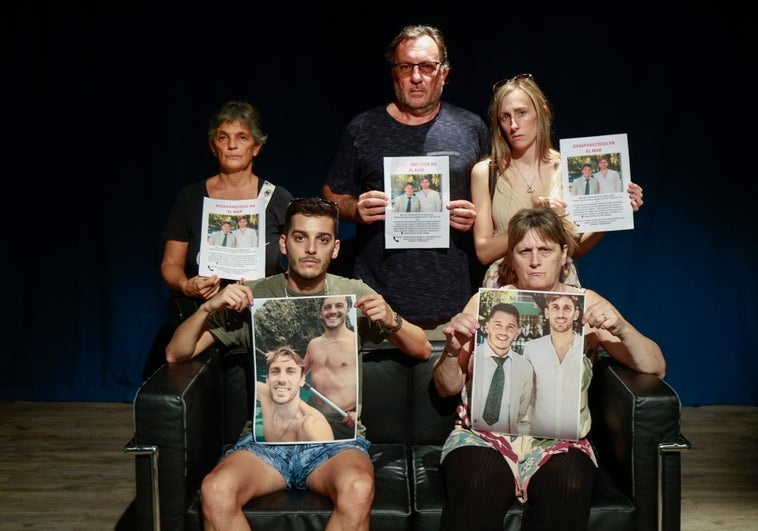 Familiares de Emma y Maxi, con los carteles de los dos jóvenes desaparecidos.