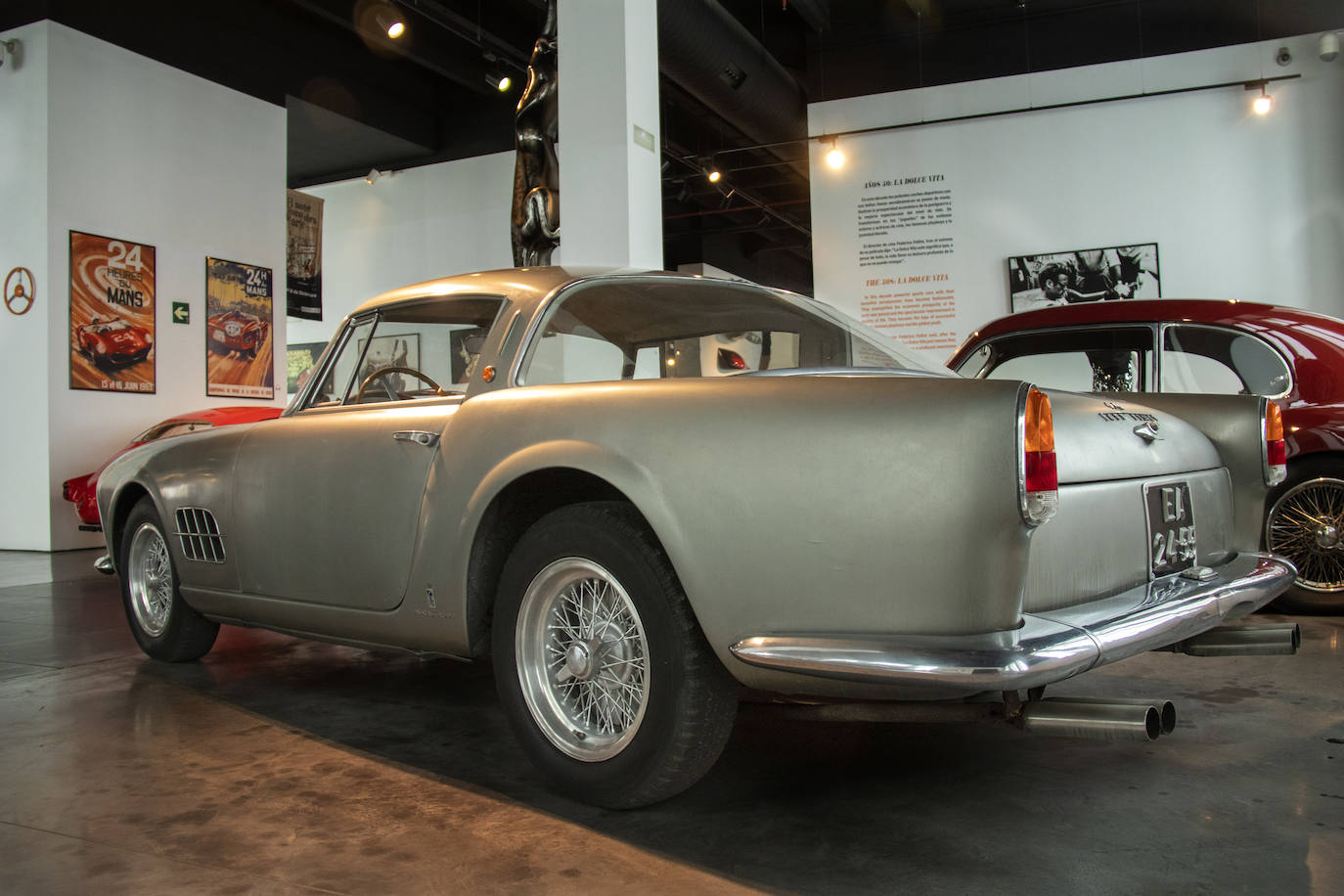 Su diseño exterior era muy parecido al Súper América, lo que le hizo pasar desapercibido durante su presentación en el Salón del Automóvil de París allá por 1954. Sin embargo, su carrocería (y su chasis sobretodo) tenía una enorme diferencia con el citado Súper América. Es bastante más corto, con una reducción de 20 centímetros de distancia entre ejes.