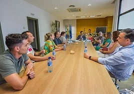 La alcaldesa, Margarita del Cid, en una reunión con los directores de los centros educativos.