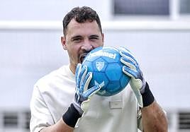 El portero del Málaga, Alfonso, posa para SUR en el Anexo de La Rosaleda antes de la entrevista.