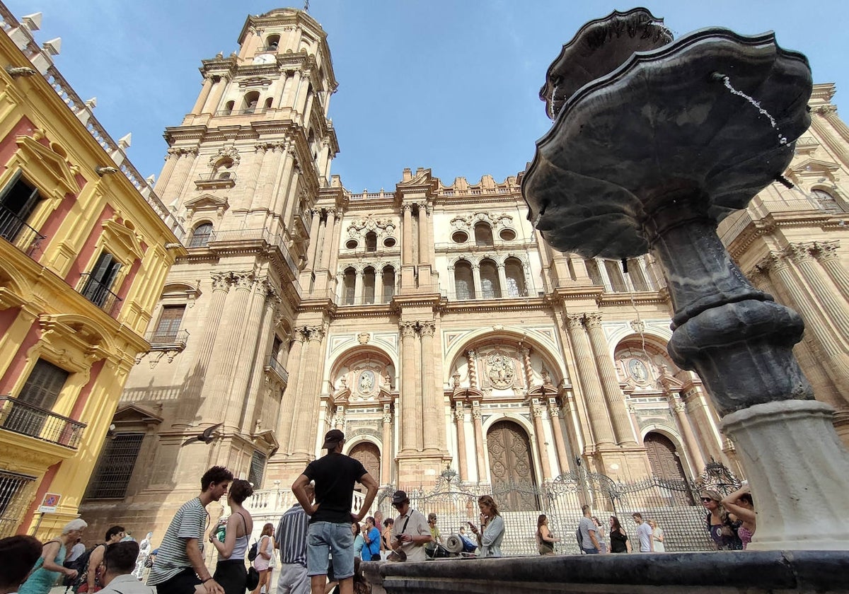 Turistas ante las puertas de la Catedral de Málaga.