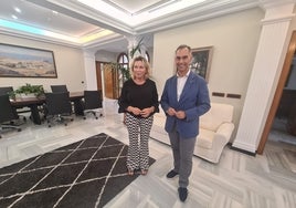 La delegada de Empleo y el alcalde de Benalmádena, durante su encuentro.