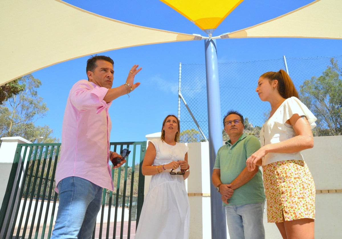 El alcalde torroxeño, Óscar Medina, en la visita a uno de los centros escolares.