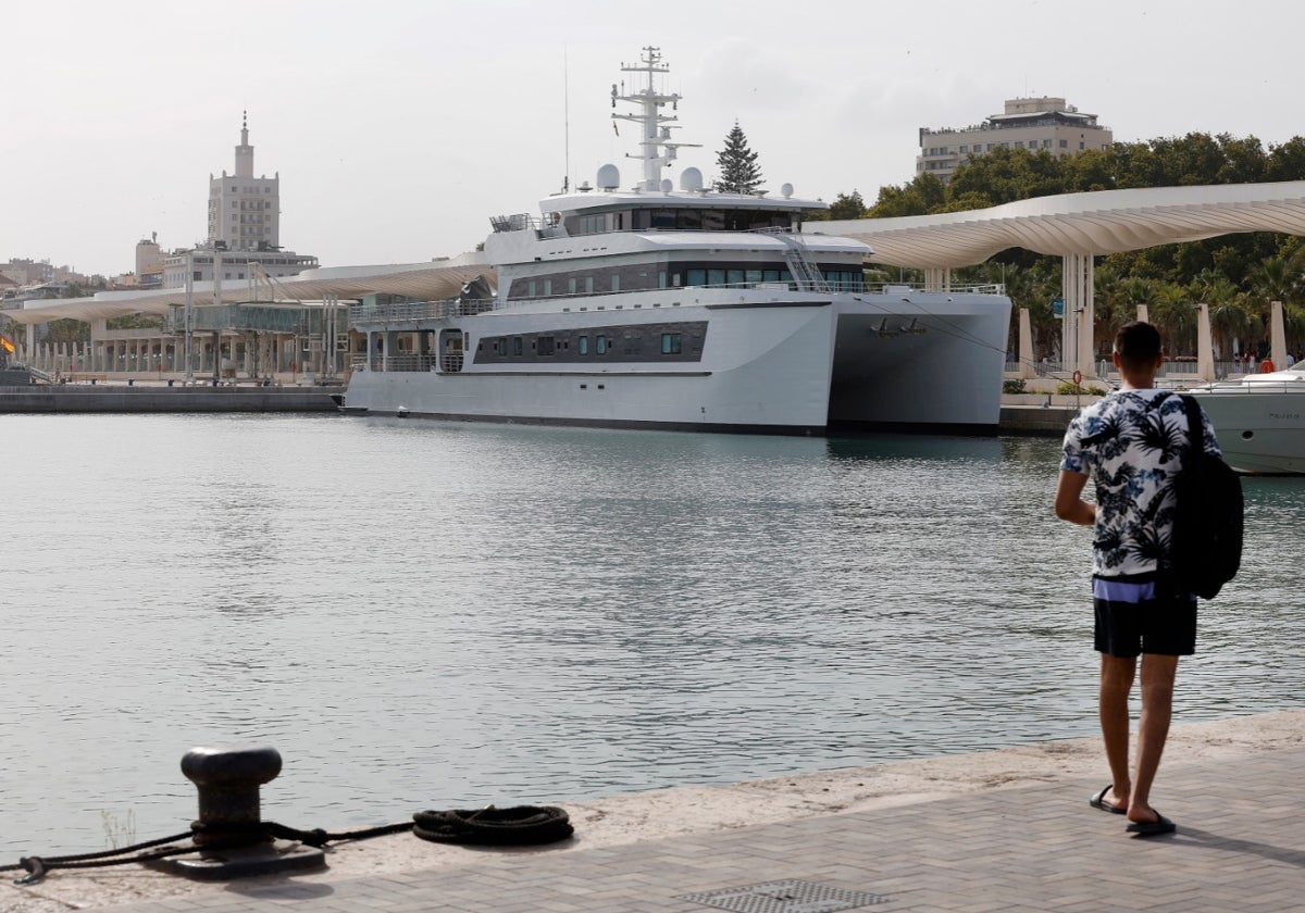 El yate 'Wayfinder' se encuentra estos días en el Puerto de Málaga.