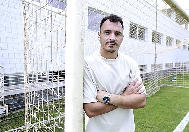 El portero del Málaga, Alfonso, posa en una portería del Anexo de La Rosaleda antes de la entrevista.