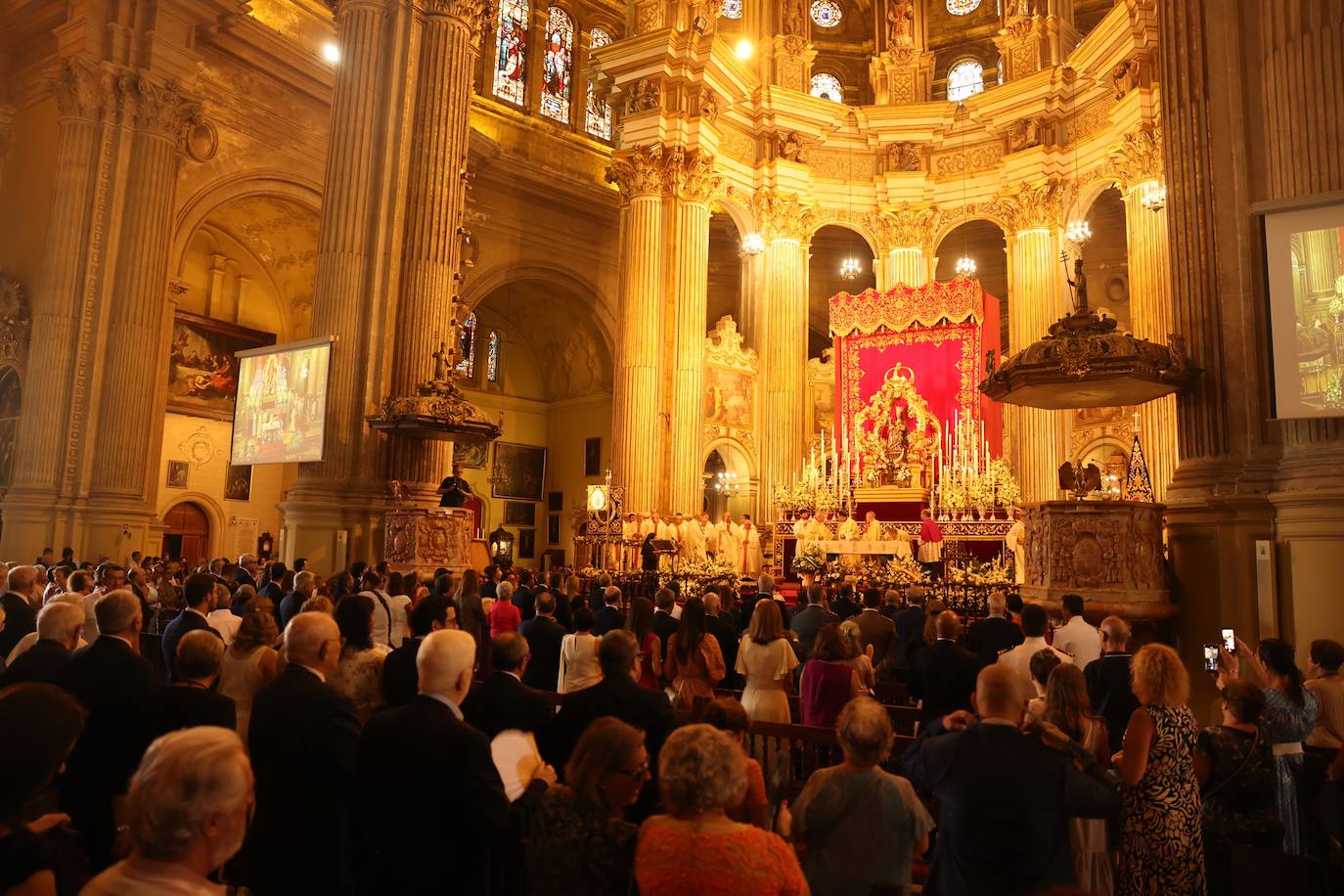 La ofrenda floral a la Virgen de la Victoria en Málaga en imágenes