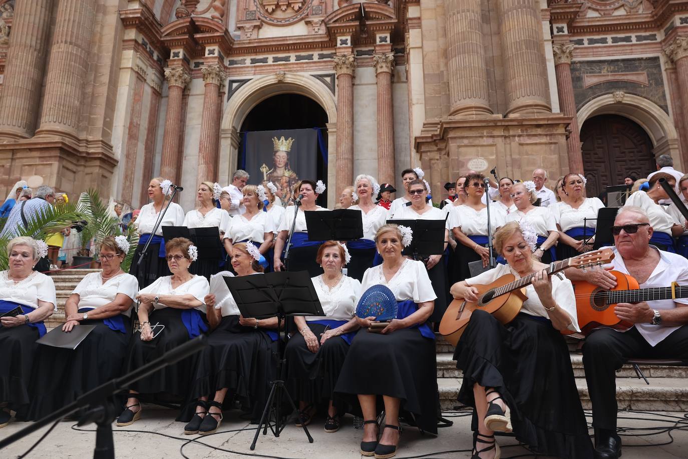 La ofrenda floral a la Virgen de la Victoria en Málaga en imágenes