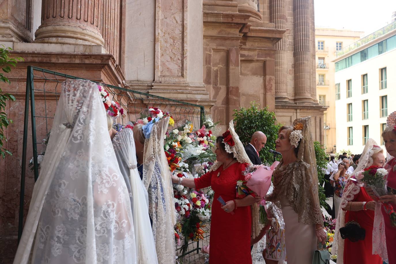 La ofrenda floral a la Virgen de la Victoria en Málaga en imágenes