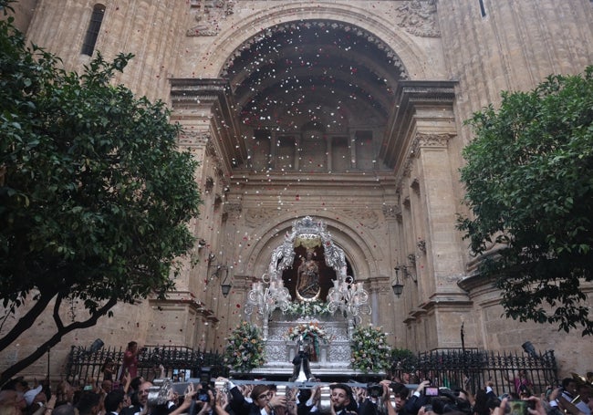 Momento de la salida de la Patrona desde la Catedral.