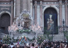 La Patrona fue muy arropada en su procesión de alabanza.