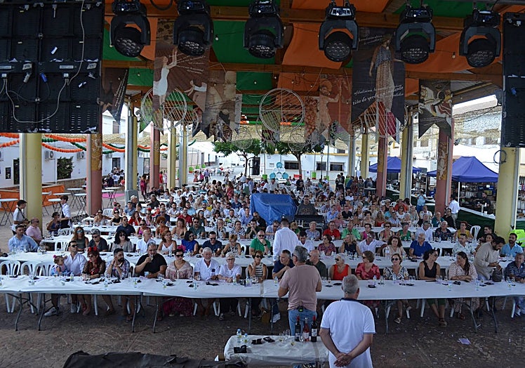Imagen principal - Vecinos de Mollina y visitantes disfrutan de la macrocata en la plaza de Atenas de Mollina.