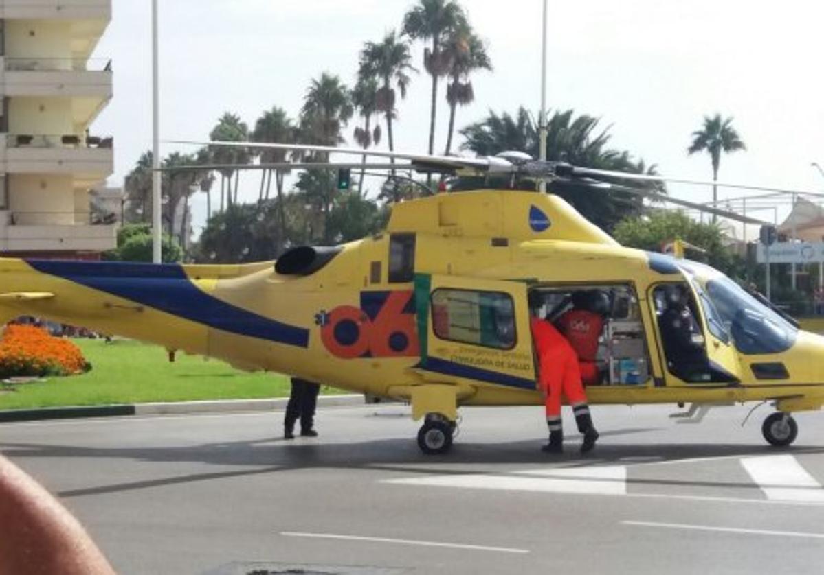 Imagen de archivo de un helicóptero del 061 en Málaga.