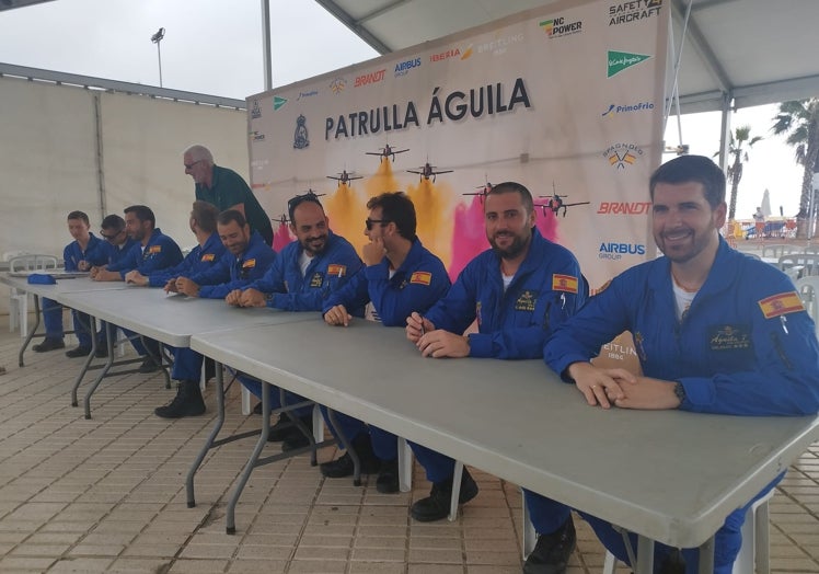 Imagen principal - Arriba, la Patrulla Águila, en la firma de autógrafos de este sábado; abajo a la izquierda, la Patrulla Aspa, a y la derecha, dos de los helicópteros de esta formación acrobática del Ejército español.