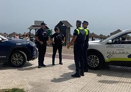 Agentes de la Policía Local y de la Policía Nacional en el litoral de la capital malagueña.