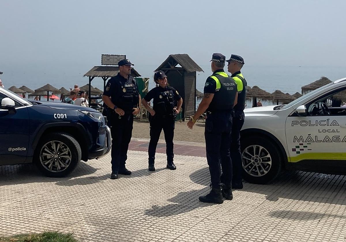Agentes de la Policía Local y de la Policía Nacional en el litoral de la capital malagueña.