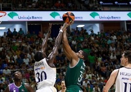 Will Thomas, en un lanzamiento defendido por Ndiaye.