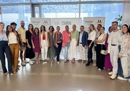 Representantes institucionales, de Pasarela Larios y algunos diseñadores, en la presentación de actividades.