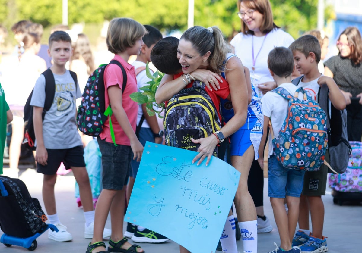 Un niño se abraza a su maestra, Cristina Molina, en el colegio Félix Revello de Toro.