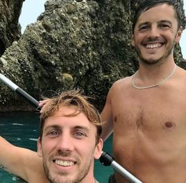 Emmanuel Soria (arriba) y Maxi Ludvik, durante un paseo en su tabla de pádel, días antes de su desaparición.