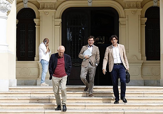 Los promotores de la Torre del Puerto, ayer a la salida del Ayuntamiento.