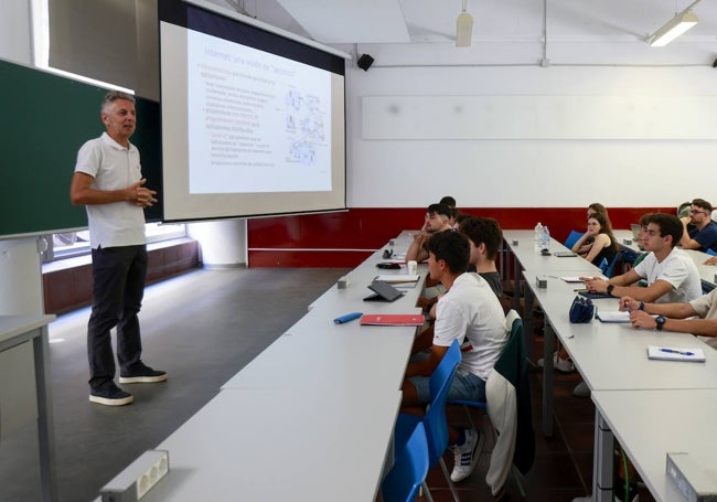 El director de la ETSI Informática, Manuel Enciso, ha dado la bienvenida a los nuevos alumnos de este grado.