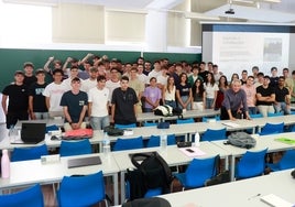 El grupo de alumnos de primer curso del grado en Ciberseguridad e Inteligencia Artifical, con el profesor Pedro Merino, en su primer día de clase.