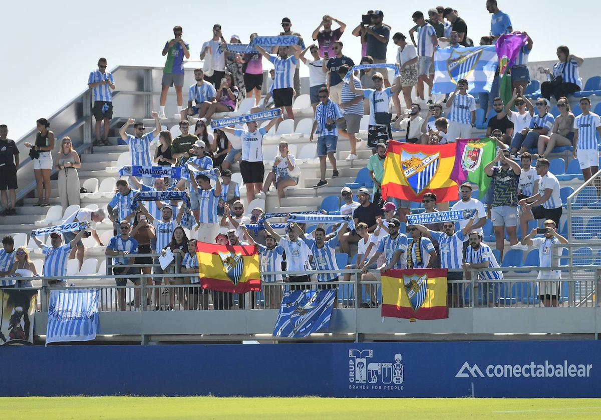 Aficionados del Málaga desplazados al estadio del Atlético Baleares.