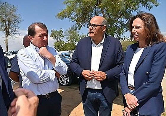 El alcalde veleño, Jesús Lupiáñez, en su reunión con su homólogo de Alhama de Granada y la consejera de Fomento