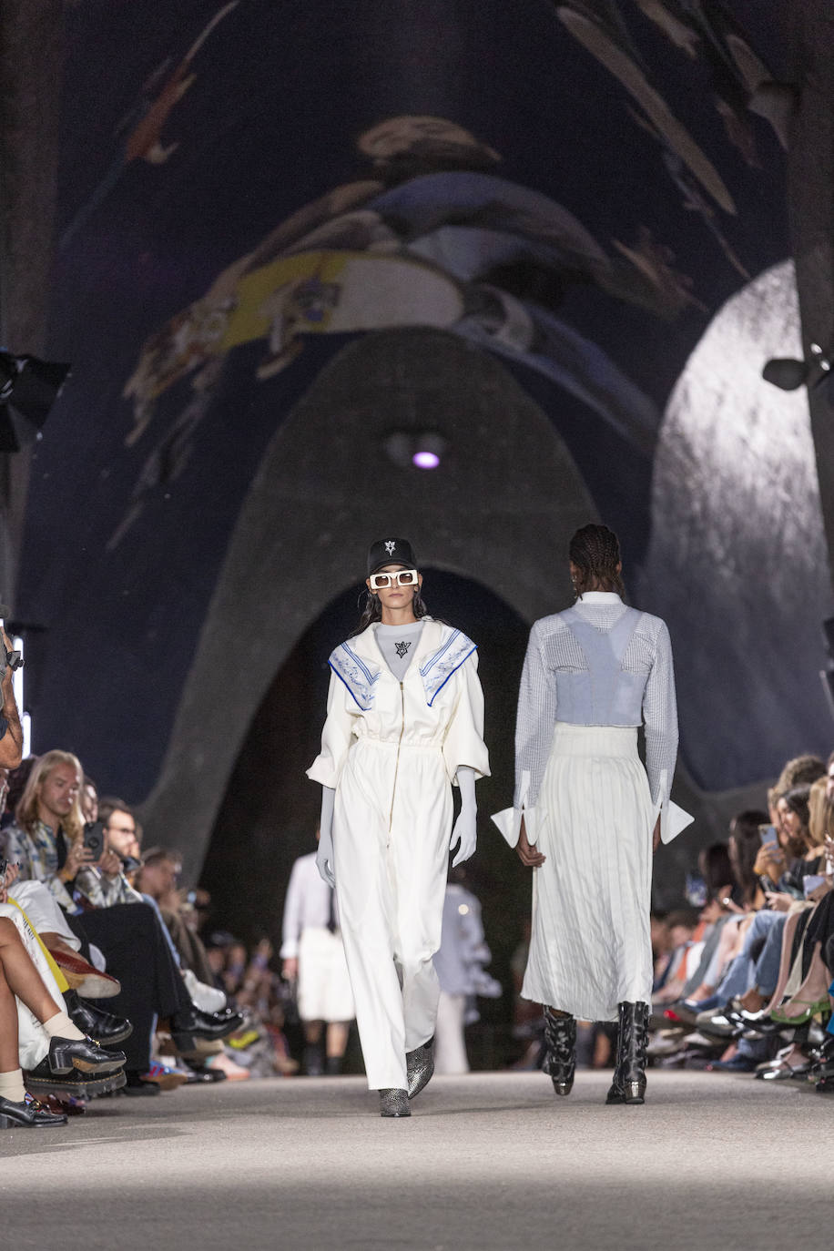 Desfile del malagueño Álvaro Calafat en el puente Cascara Matadero de Madrid Rio