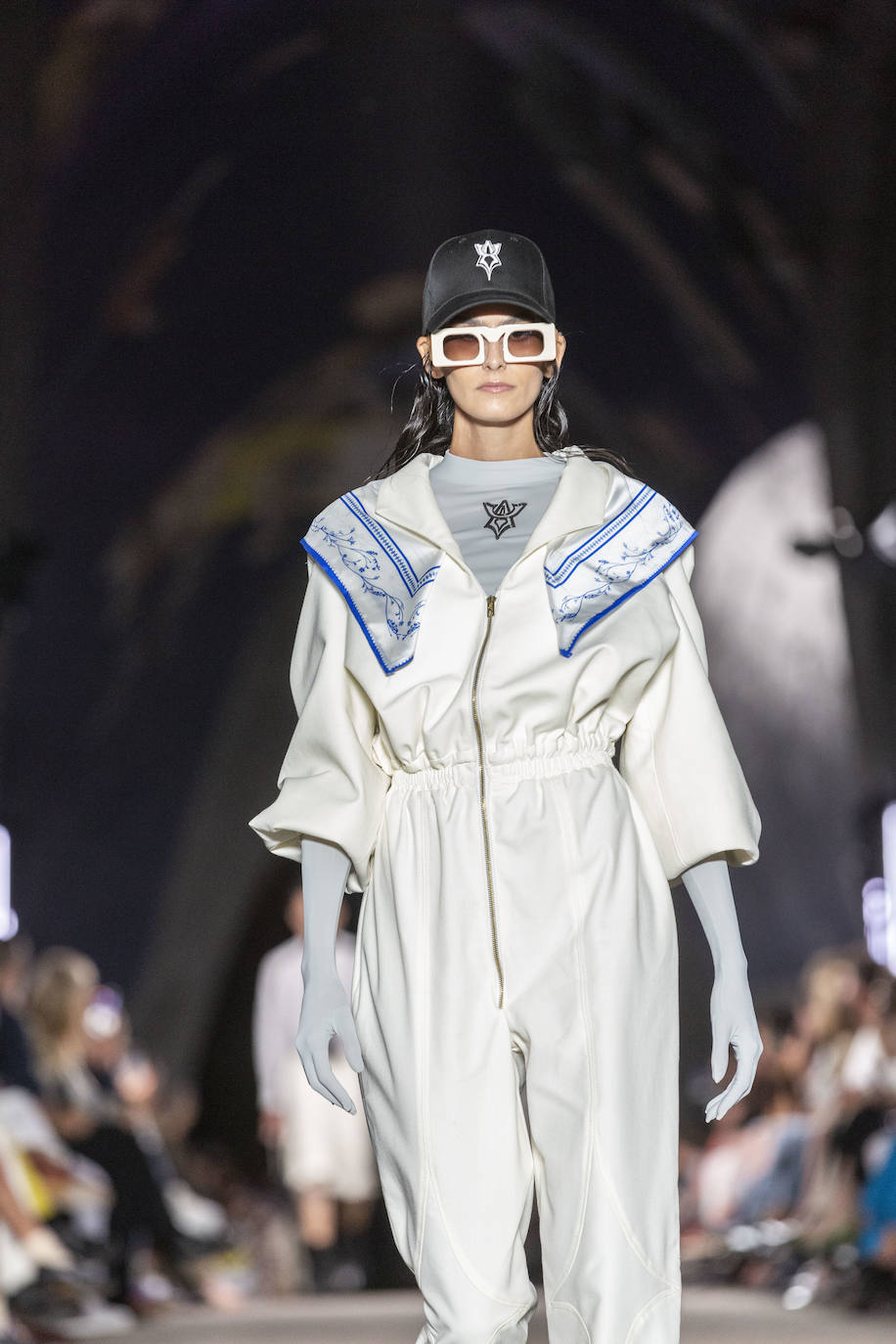 Desfile del malagueño Álvaro Calafat en el puente Cascara Matadero de Madrid Rio