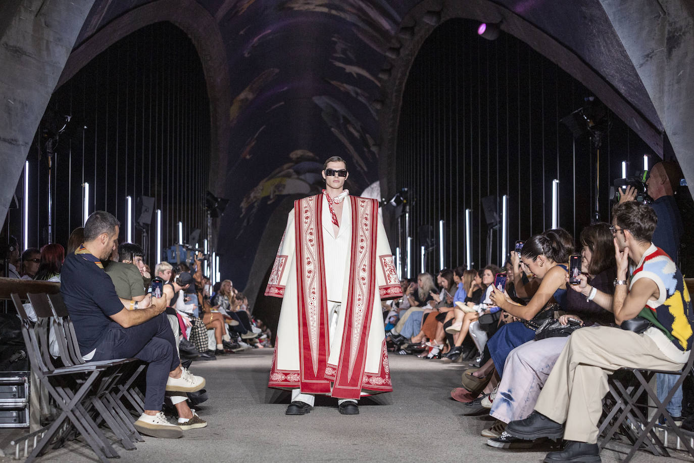 Desfile del malagueño Álvaro Calafat en el puente Cascara Matadero de Madrid Rio