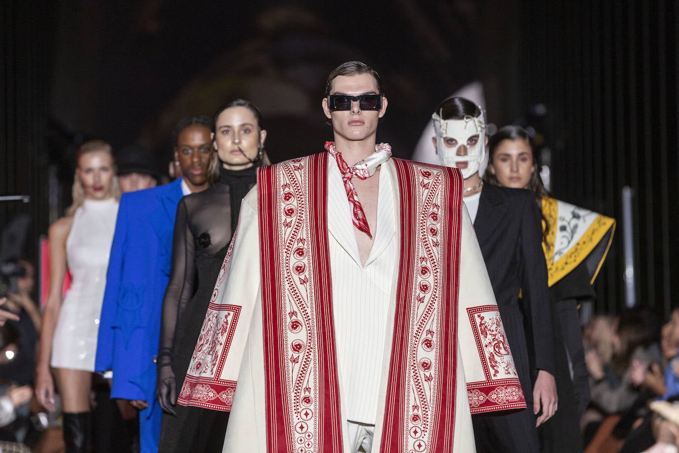 Desfile del malagueño Álvaro Calafat en el puente Cascara Matadero de Madrid Rio